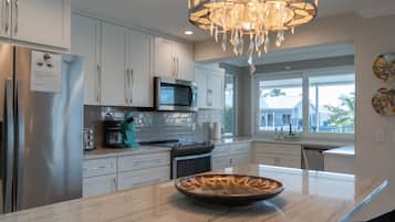 Frigorífic, microones, forn i placa de cuina