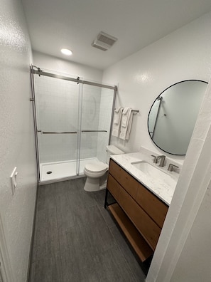 Combined shower/tub, towels