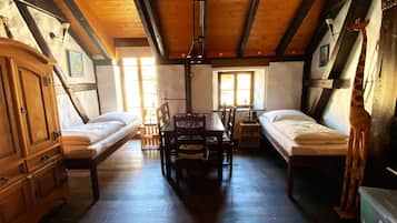 2 slaapkamers, een bureau, een strijkplank/strijkijzer, reisbedje
