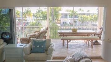 House, 3 Bedrooms, Beach View | Dining