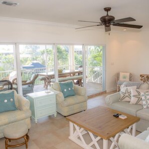 Casa, 3 habitaciones, vista a la playa | Sala de estar