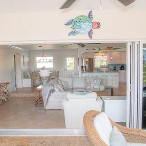 Casa, 3 habitaciones, vista a la playa | Sala de estar