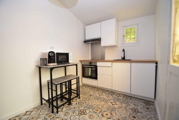 Réfrigérateur, micro-ondes, four, plaque de cuisson