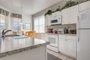 House, Multiple Beds (William's Calabay Parc Vacation Home) | Private kitchen