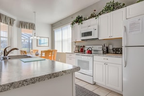 House, Multiple Beds (William's Calabay Parc Vacation Home) | Private kitchen