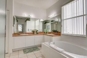 House, Multiple Beds (William's Calabay Parc Vacation Home) | Bathroom