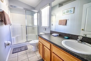 House, Multiple Beds (Camiles Sandy Ridge Vacation Home) | Bathroom