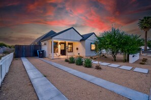 Exterior - Modern home  · ModernHome|Luxury|Kingbed|Heated Pool|Phoenix (Phoenix)