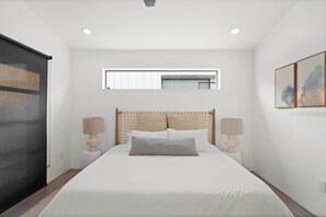 3 bedrooms, iron/ironing board, WiFi, bed sheets - Modern Home w/ Heated Pool (Phoenix)