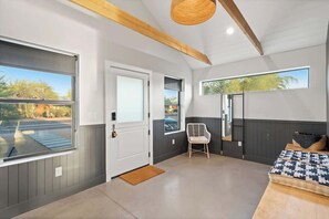 3 bedrooms, iron/ironing board, WiFi, bed sheets - Modern Home w/ Heated Pool (Phoenix)