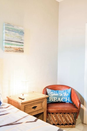 1 dormitorio, escritorio, tabla de planchar con plancha y wifi