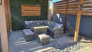 Outdoor dining - Tucson Spring Street (right unit) · New!|Chic Duplex in Tucson||UofA|1 of 2 (Tucson)