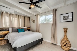 1 dormitorio, escritorio, tabla de planchar con plancha y wifi