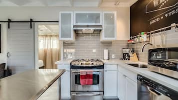 Frigorífic, microones, forn i placa de cuina