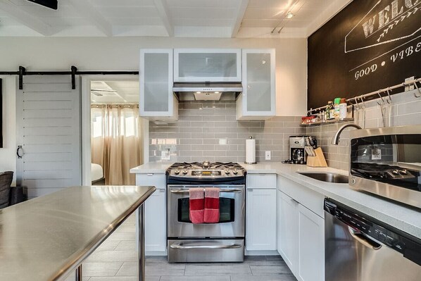 Frigorífico, microondas, horno y placa de cocina