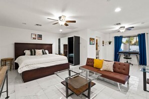 5 habitaciones, escritorio, tabla de planchar con plancha y wifi 