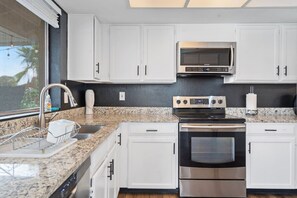 Een koelkast, een koffiezetapparaat/waterkoker