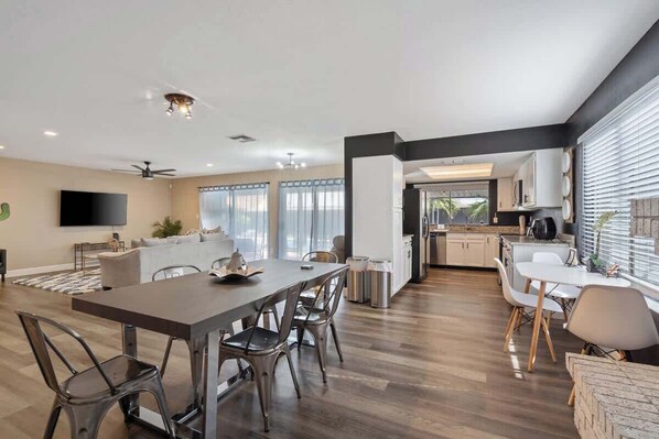 Un interior moderno con comedor, cocina y sala de estar.