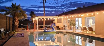 Glendale Getaway Parkwest Pool · Glendale GetAway|Pool |Stadium| Westgate| King Bed