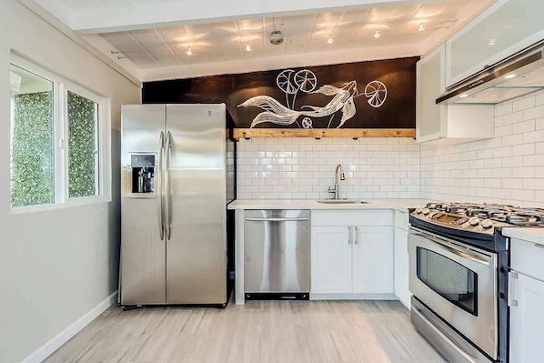 Coffee/tea maker, fridge, microwave, oven