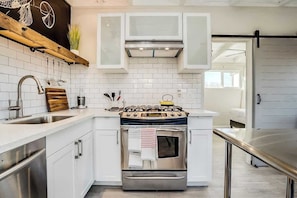 Coffee/tea maker, fridge, microwave, oven