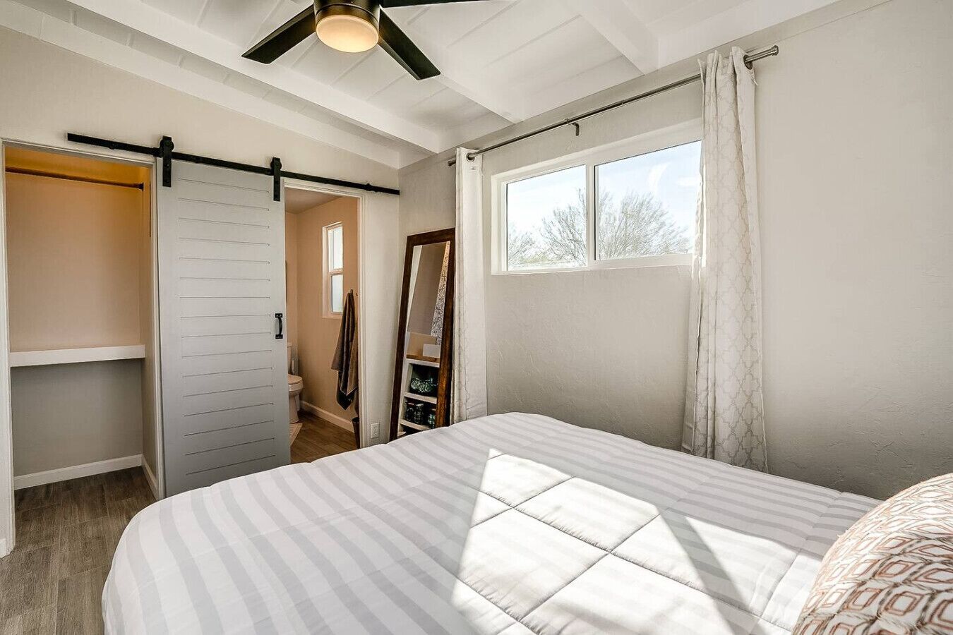 1 makuuhuone, työpöytä, silitysrauta/-lauta, Wi-Fi