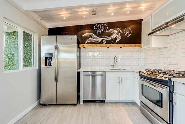 Fridge, microwave, oven, stovetop - Tucson Duplex-Left Unit-Firepit  · New!|Chic Duplex|Tucson||UofA|FirePit|2of 2 (Tucson)