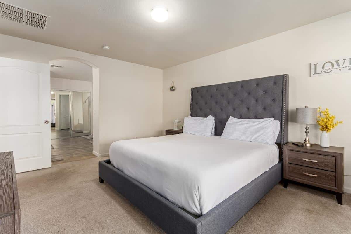 3 bedrooms, iron/ironing board, WiFi, bed sheets