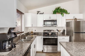 Coffee/tea maker, fridge, oven, cookware/dishes/utensils - Beautifully Decorated Home|Avondale|PrivatePool (Avondale)