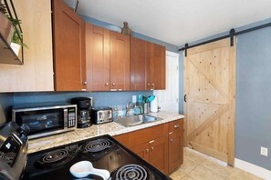 Wasserkocher mit Kaffee-/Teezubehör, Kühlschrank, Mikrowelle, Ofen