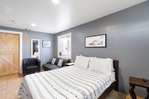 Downtown Renovated Apt w/ Free Parking & BBQ
