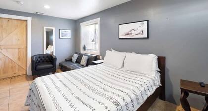 Downtown Renovated Apt w/ Free Parking & BBQ