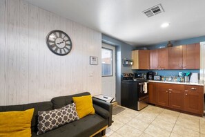 雪櫃、微波爐、焗爐、爐具