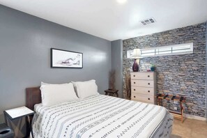 1 dormitorio, tabla de planchar con plancha, wifi y ropa de cama
