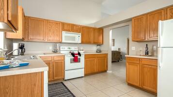 House, Multiple Beds (Amanda's Cozy Clear Creek Vacation Ho) | Private kitchen