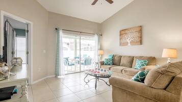 House, Multiple Beds (Amanda's Cozy Clear Creek Vacation Ho) | Living room