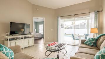 House, Multiple Beds (Amanda's Cozy Clear Creek Vacation Ho) | Living room