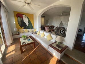 Een televisie en een kantoor