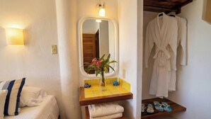 2 chambres, coffres-forts dans les chambres, bureau