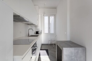 Geladeira, micro-ondas, fogão, cooktop