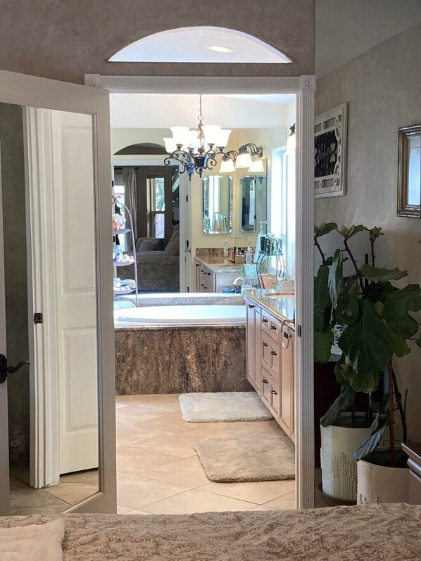 4 habitaciones, escritorio, tabla de planchar con plancha y wifi gratis 