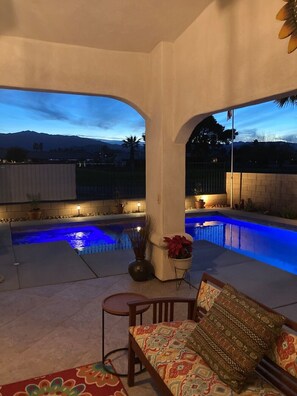 Alberca al aire libre y alberca climatizada