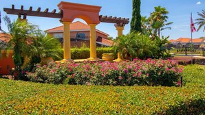 Casa, varias camas (Lesa's Solana Resort Vacation Home) | Jardines del alojamiento