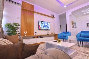 Smart TV - Beautiful and spacious 3-Bedroom Serviced apartment in Lekki (Lekki)