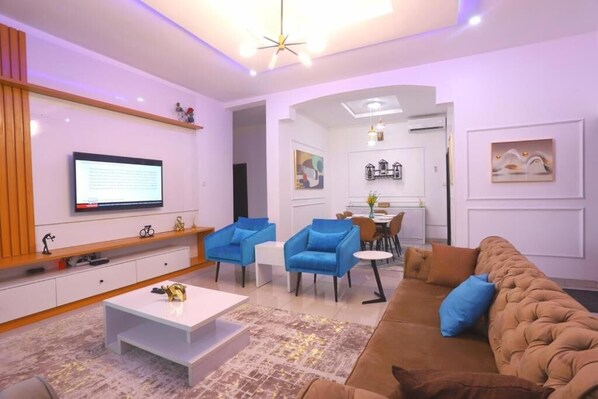 Smart TV - Beautiful and spacious 3-Bedroom Serviced apartment in Lekki (Lekki)