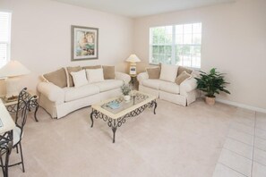 Maison, plusieurs lits (Julie's Highlands Reserve Vacation Ho) | Salle de séjour