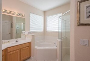 Maison, plusieurs lits (Julie's Highlands Reserve Vacation Ho) | Salle de bain