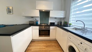 Een koelkast, een magnetron, een oven, een kookplaat