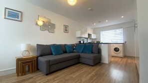 Een smart-tv en boeken