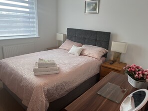 2 slaapkamers, een strijkplank/strijkijzer, reisbedje, gratis wifi